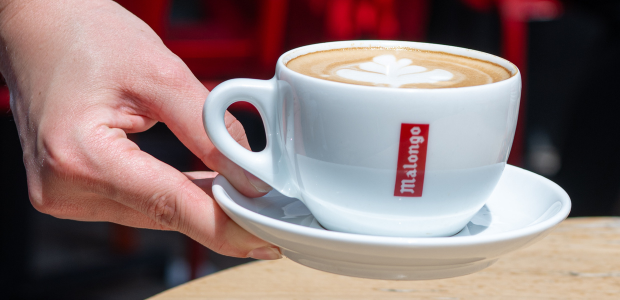 Tasse de café malongo servit en table à l'extérieur